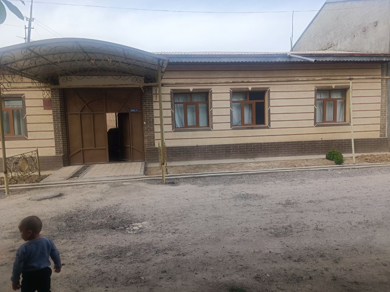 Uy sotiladi (hovli 6 so'tiq)