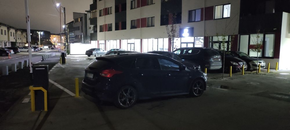 Închiriez loc de parcare.