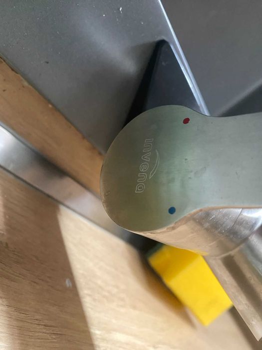 Кухня в цвят графит и натурално дърво