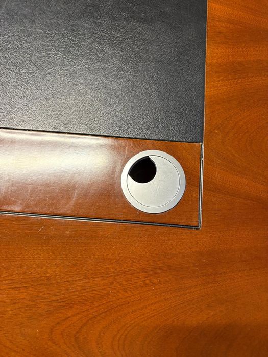 Масивно, кафяво бюро