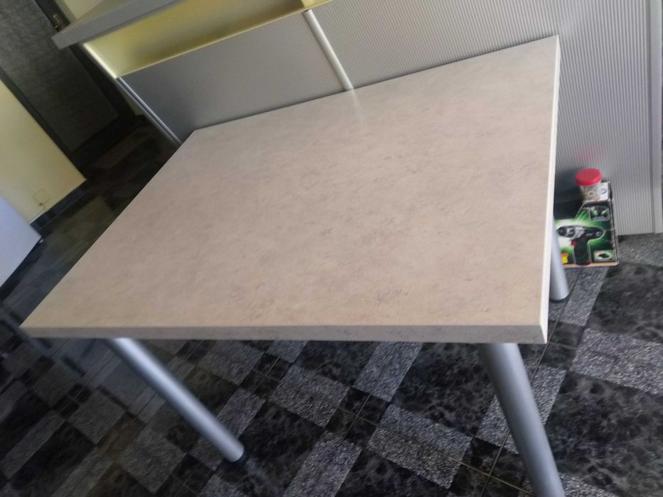 Vând masă nouă de bucătărie, culoarea marmurei. Preț - 400 lei