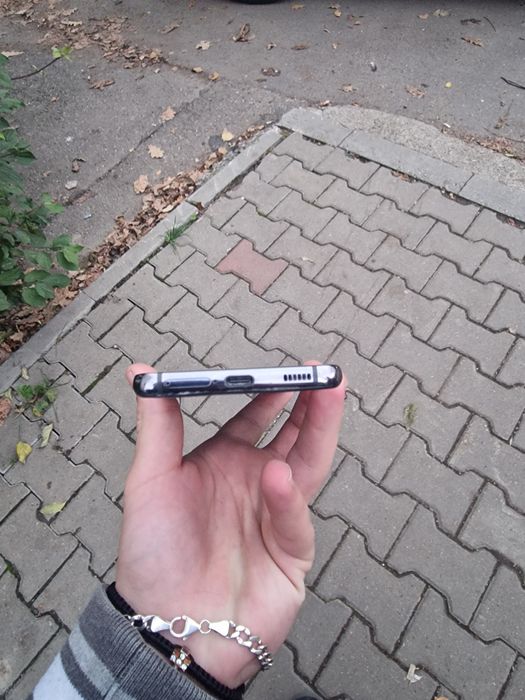 S21 zgariat pe alocuri (e cu folie)