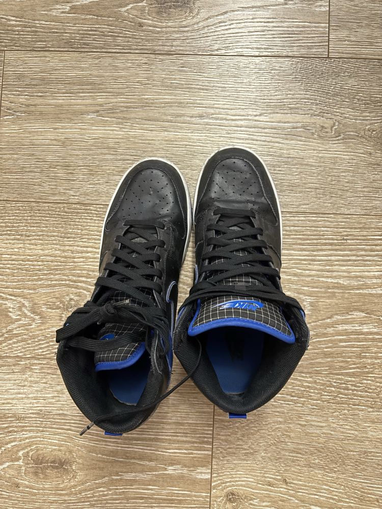Nike dunk high.