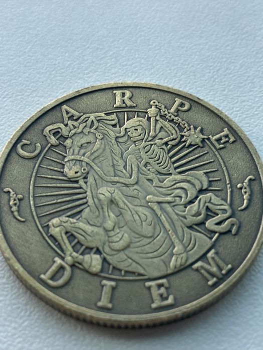 Монета Memento mori / Carpe diem