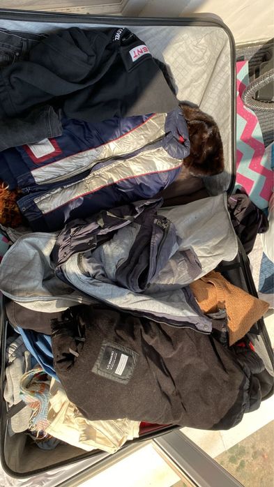 Осы чемодандағы 8-15 жас арасындағы ұл баланың курткалары, киімдері,