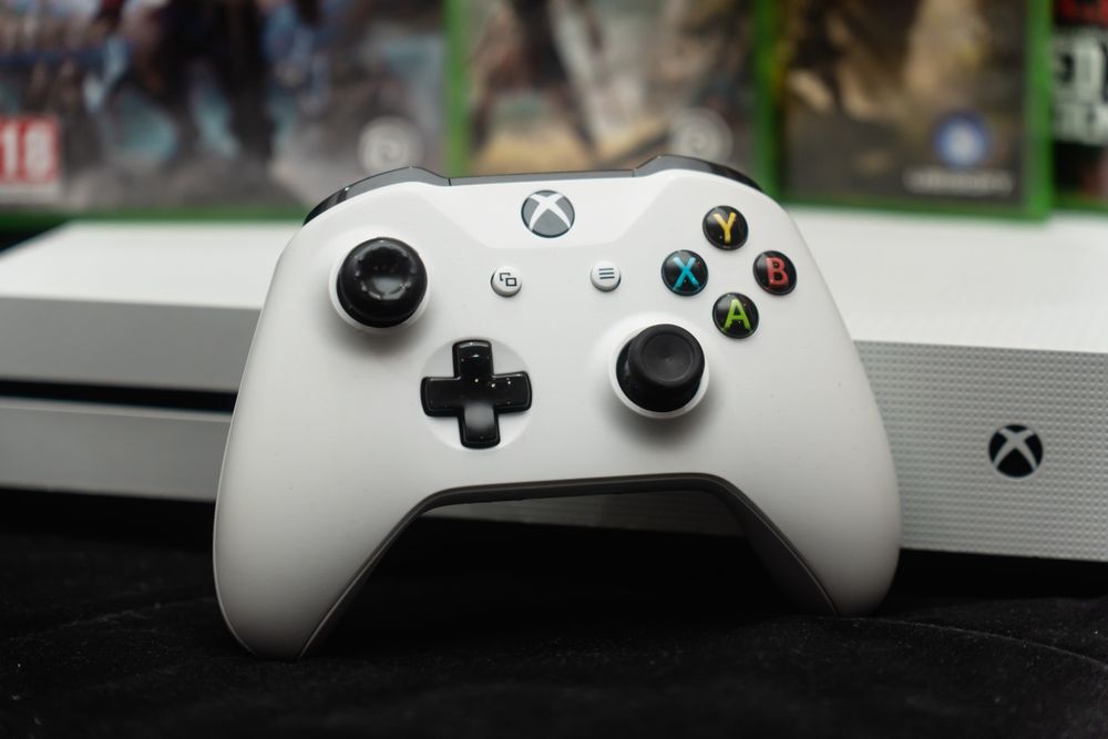 Vând Xbox One S 1TB cu 1 manetă și 4 Jocuri CD