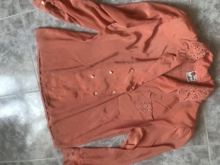 продавам чисто нова блуза с бродерия