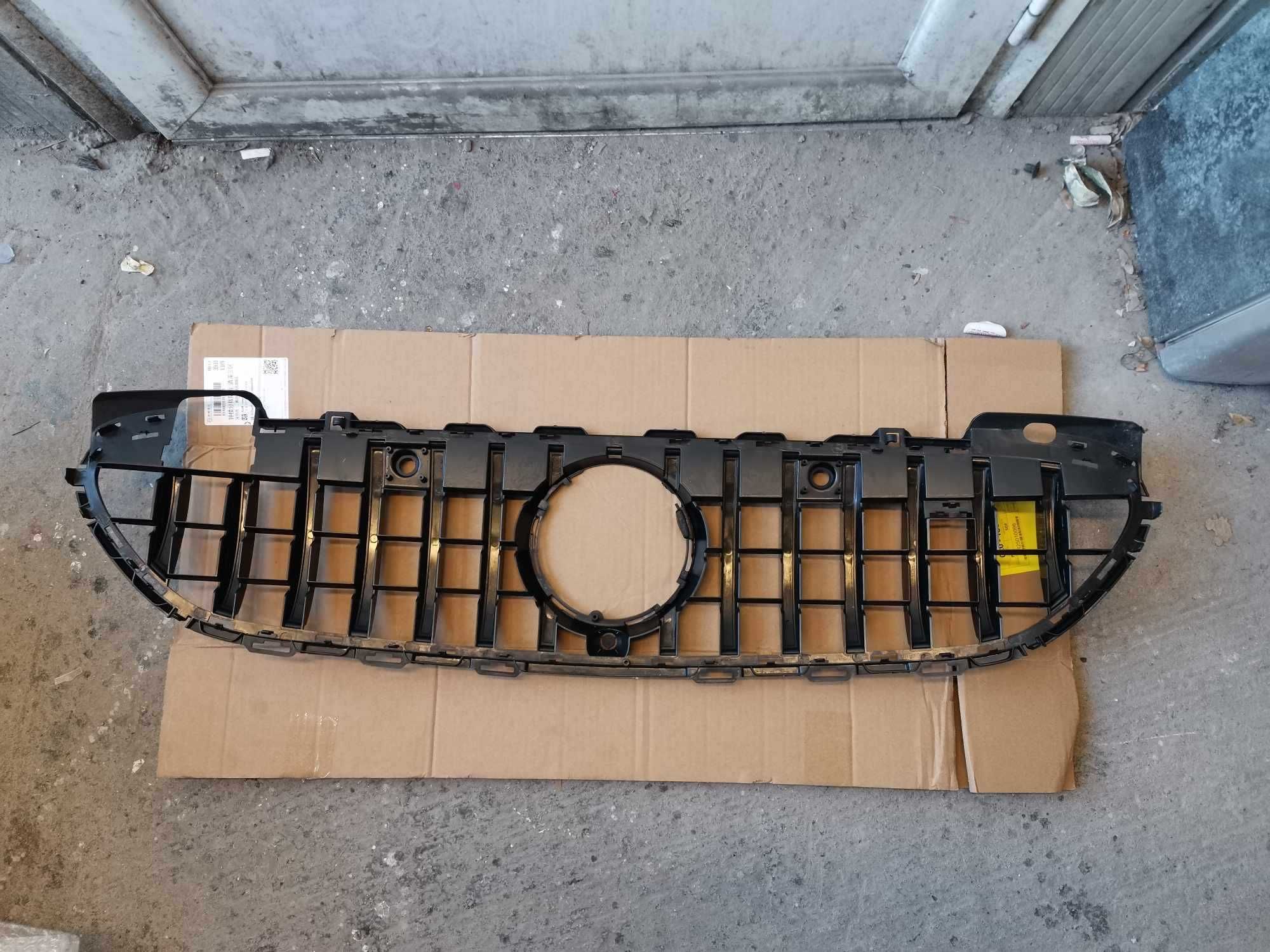 Предна черна решетка тип Panamericana за Mercedes W206 C-Class