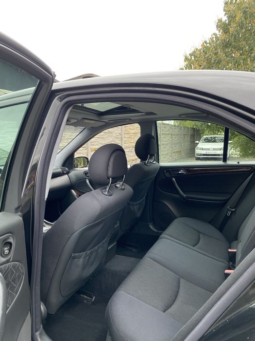 Vând / Schimb Mercedes C-Class 220 CDI (2004)