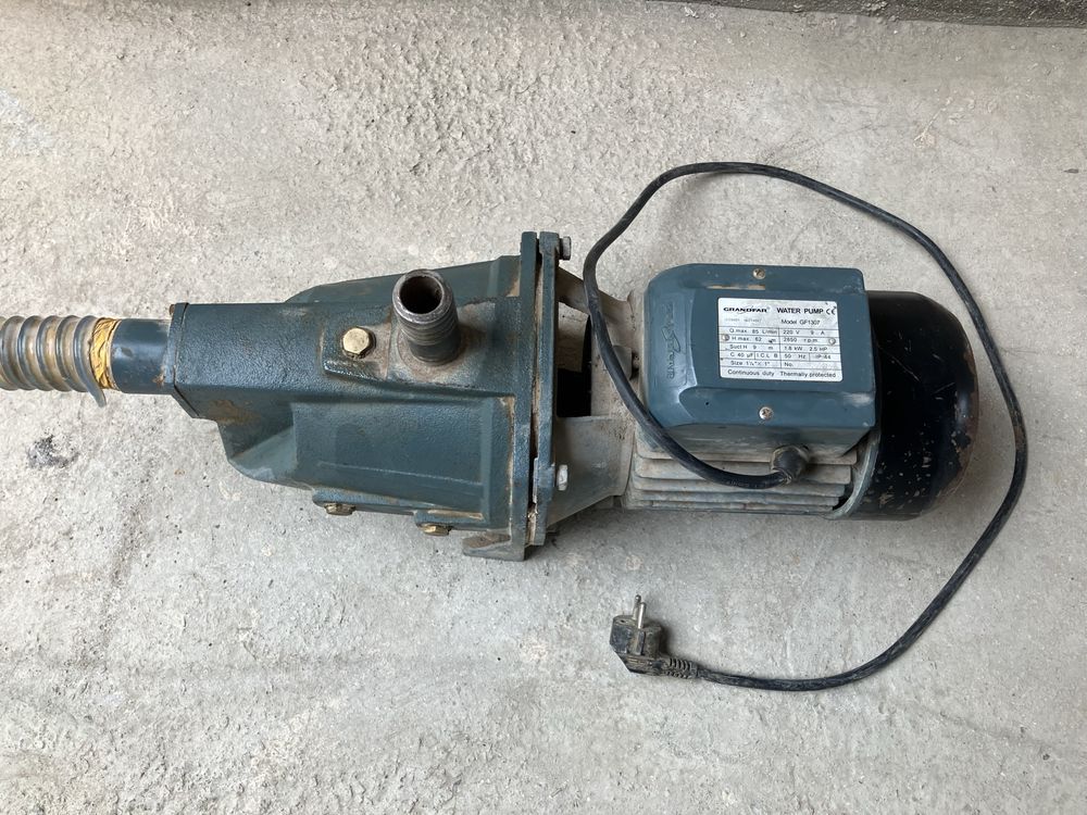 Водяной насос Gandfar water pump GF-1307 в рабочем состоянии.