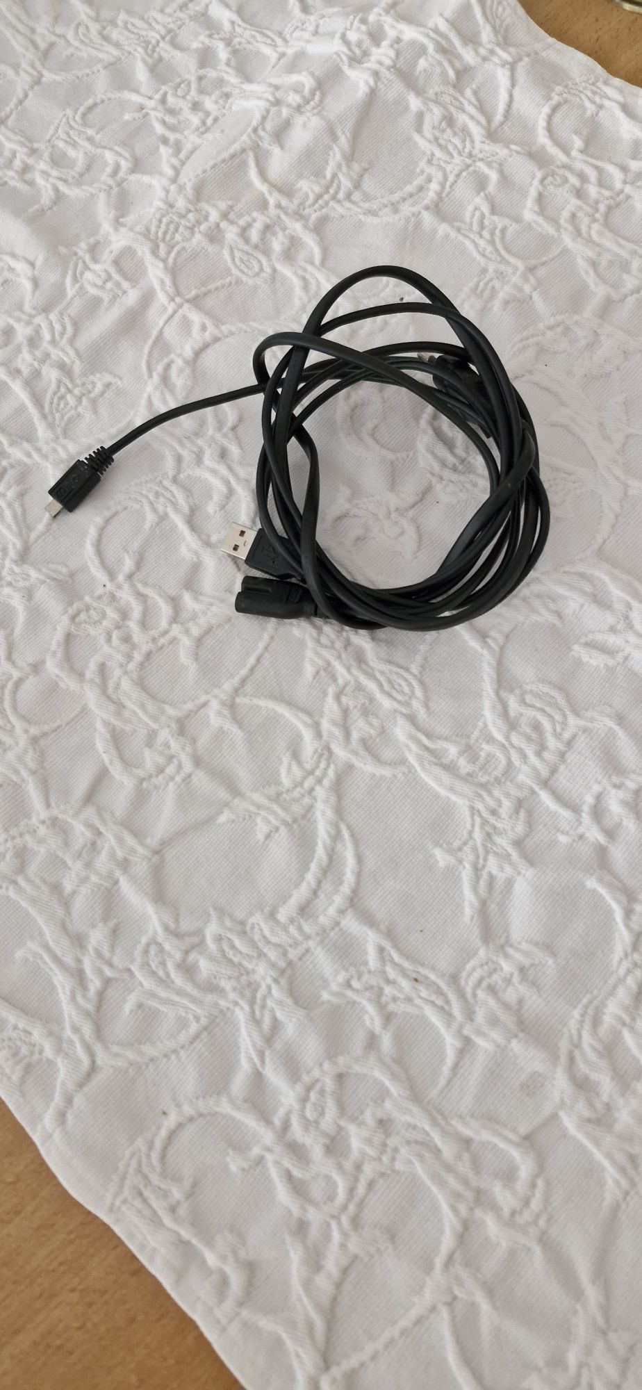 Vând PS4 Slim cu 2 controlere