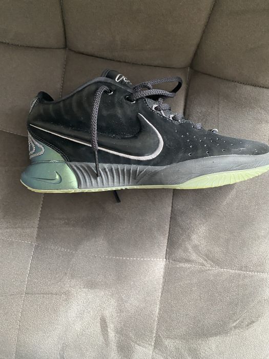 Vând adidasi de baschet LeBron 21