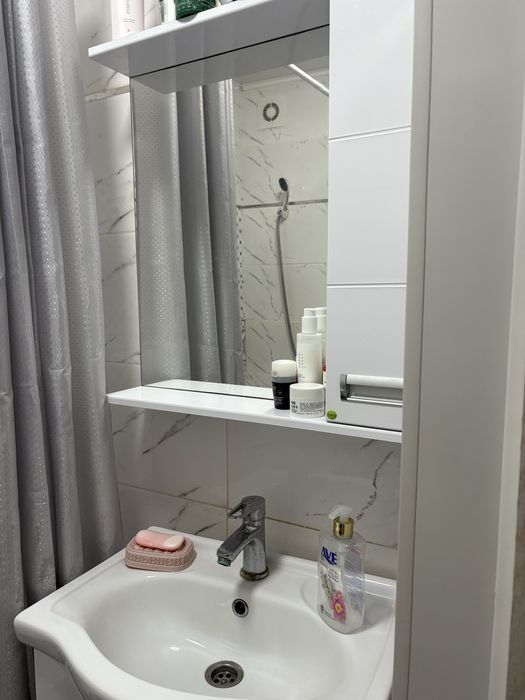 Умывальник с зеркалом