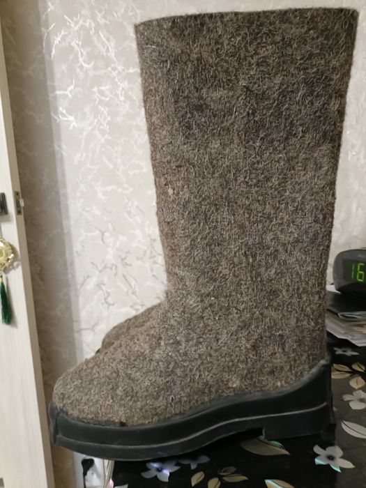 Продам валенки на резиновой подошве размер 44, 45.