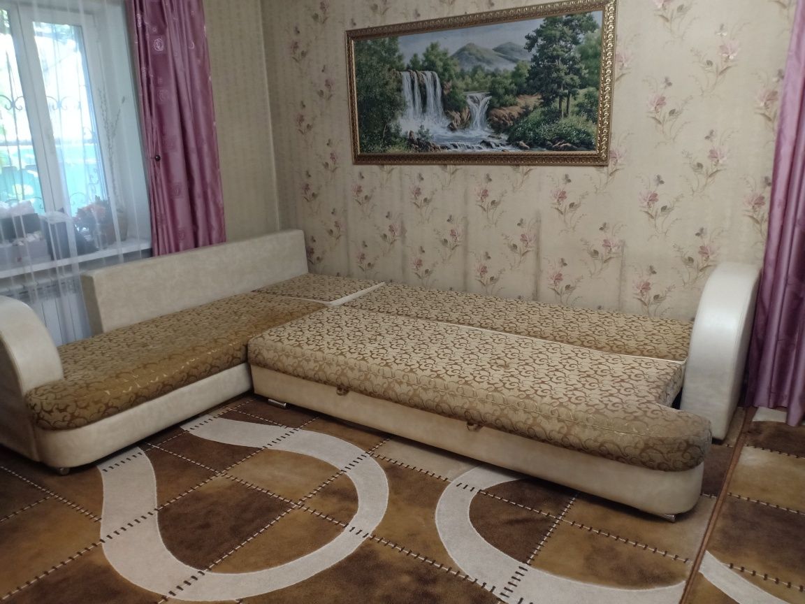 Диван угловой, срочно.