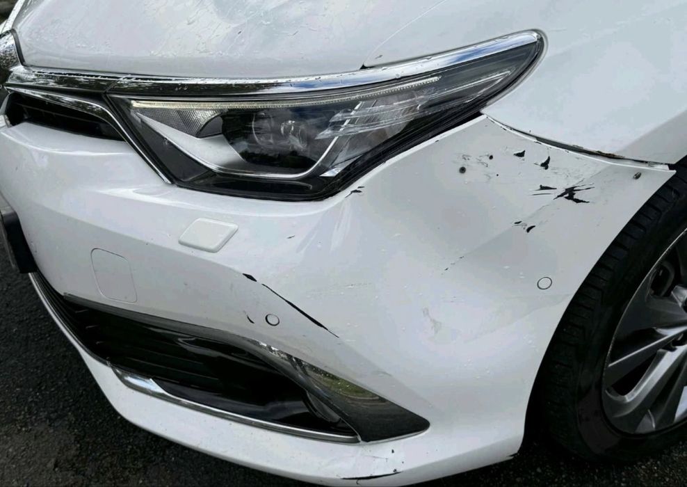 Vand Toyota Auris 1.8 Hybrid usor avariata