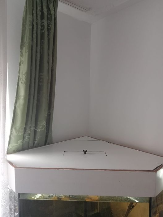 Vand Acvariu pe colt