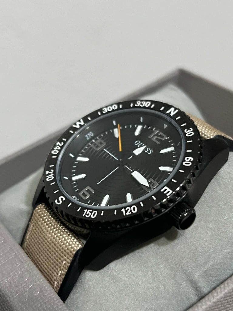 Guess   GW0328G2