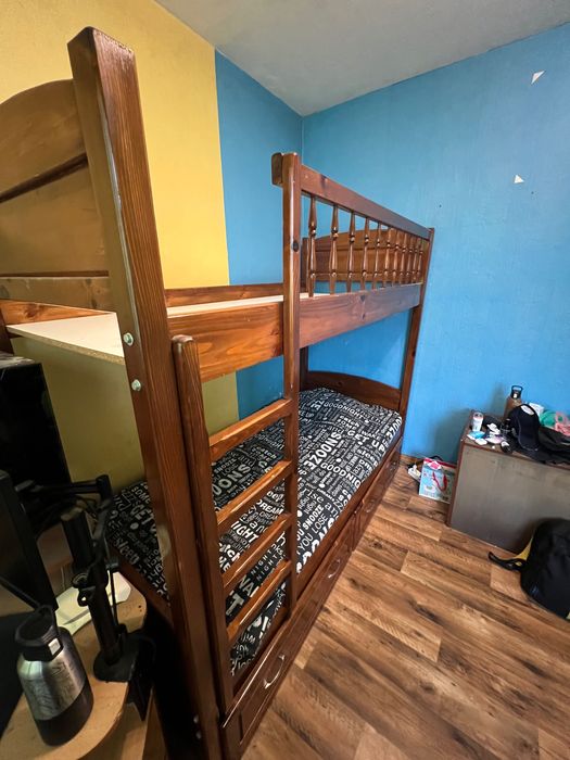 Двуетажно легло от чам със шкафчета