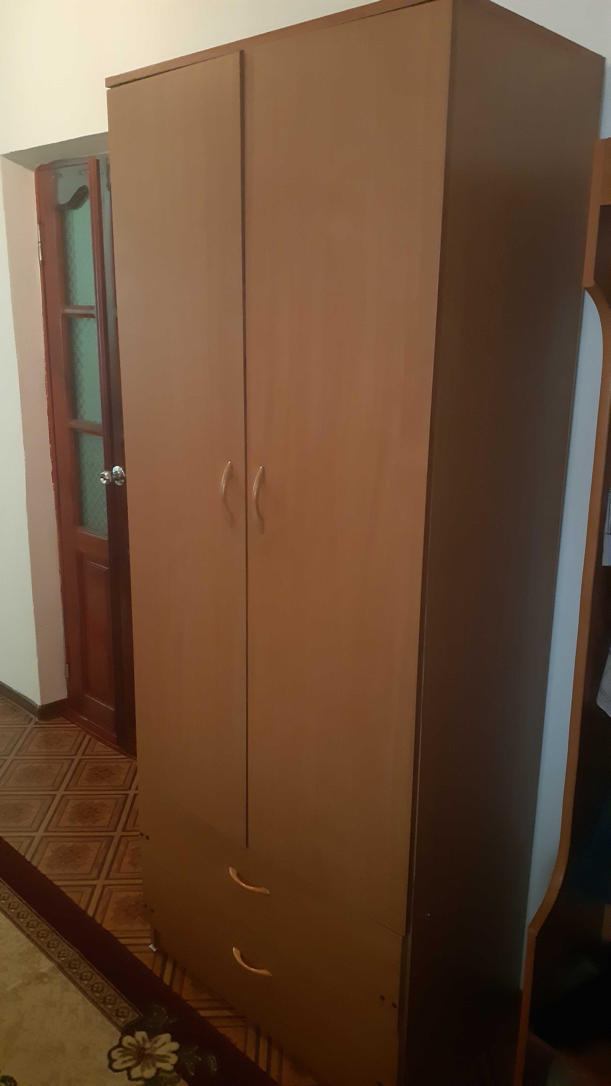 Срочно продаем койку с пружинным матрасом, шкафы 2-х и 3-х дверные БУ