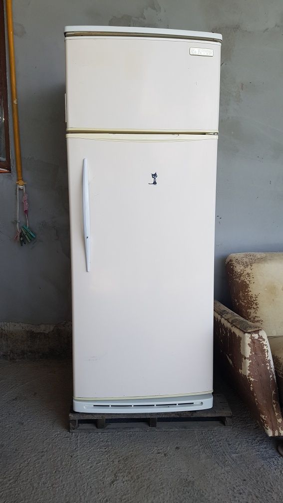 Divan, 2 ta kreslo va muzlatgich