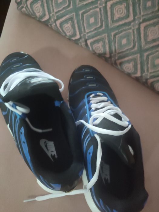 Nike Air Max plus noi, diferența de mărime 42-43