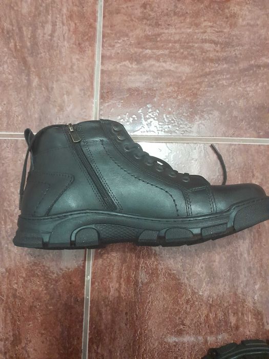 Vand ghete marime 41 noi