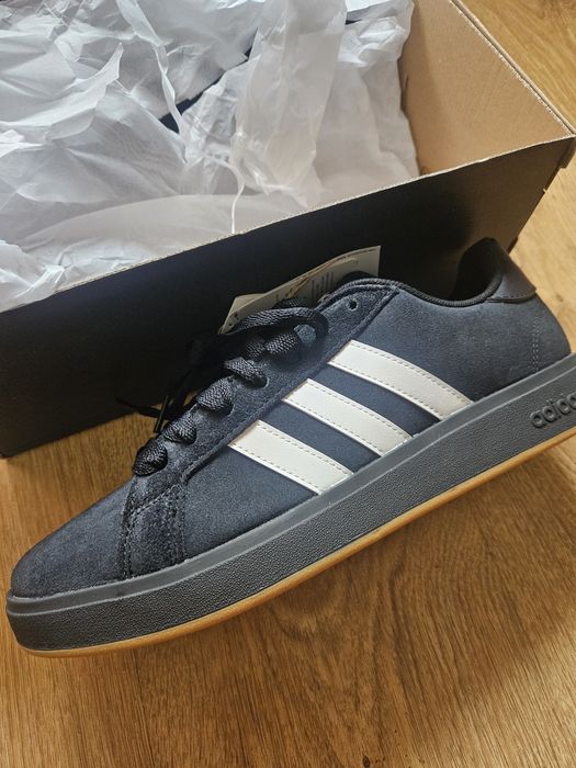 Продавам нови Adidas кецове