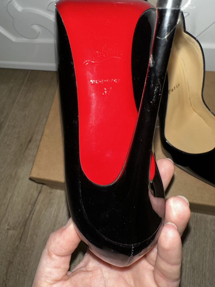 Pantofi Christian Louboutin Hot Chic