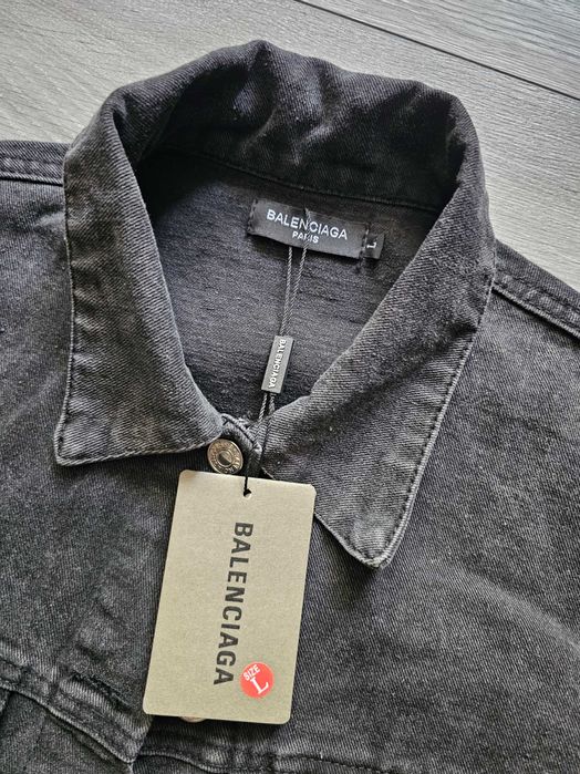 Jacheta spray-paint de denim Balenciaga