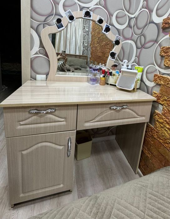 Продам туалетный столик в хорощем состоянии