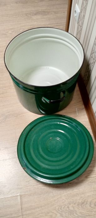 Продам эмалированную кастрюлю на 30 литров.