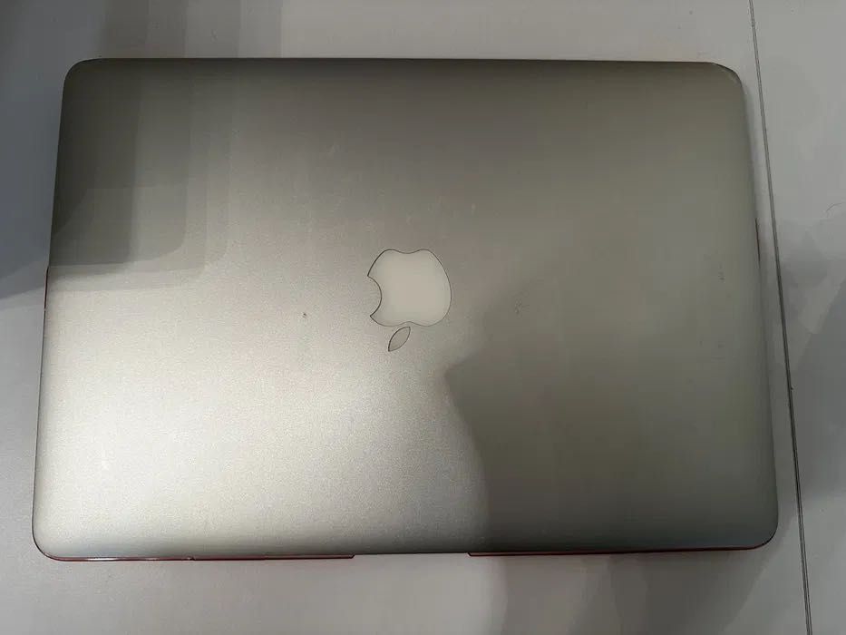 Продавам Apple Macbook Air 13.3 (i5, 8GB, 128GB)+аксесоари