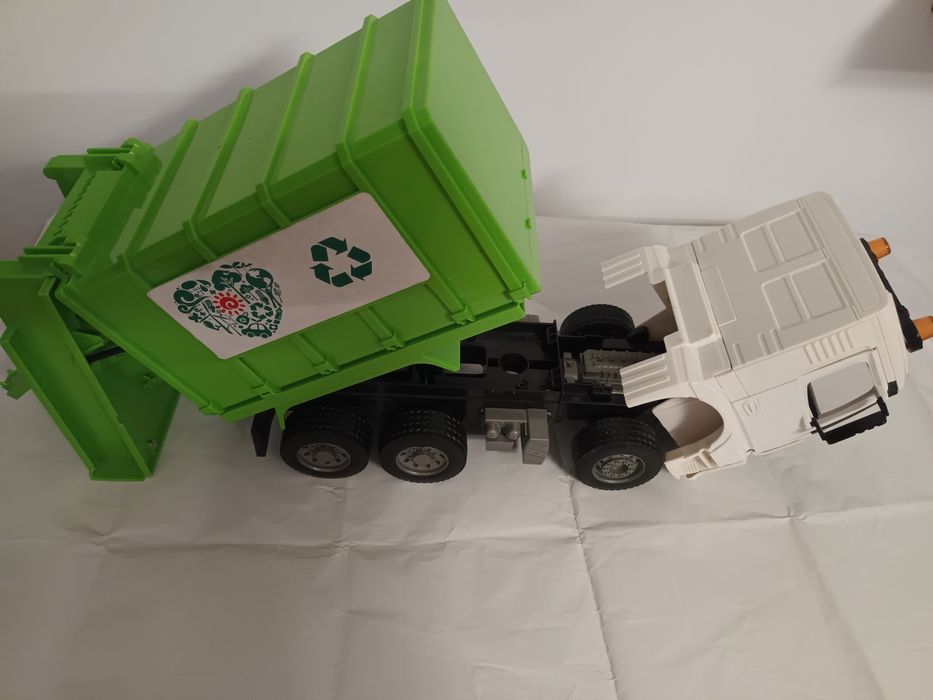 Escavator si masina de salubrizare