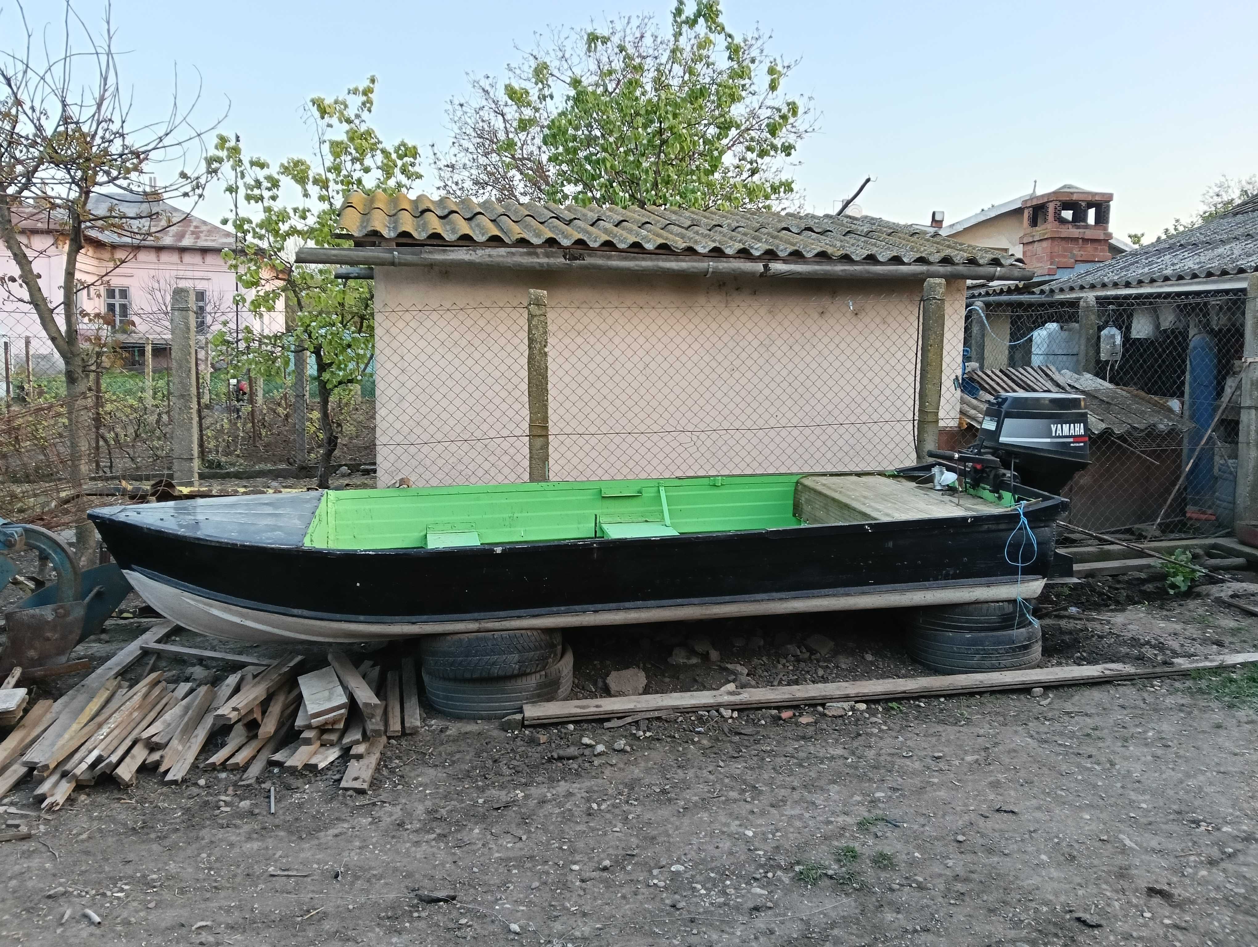 Vând barca cu motor