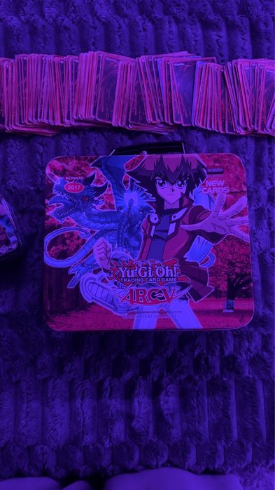 Продавам кутия с Yu-Gi-Oh! Карти