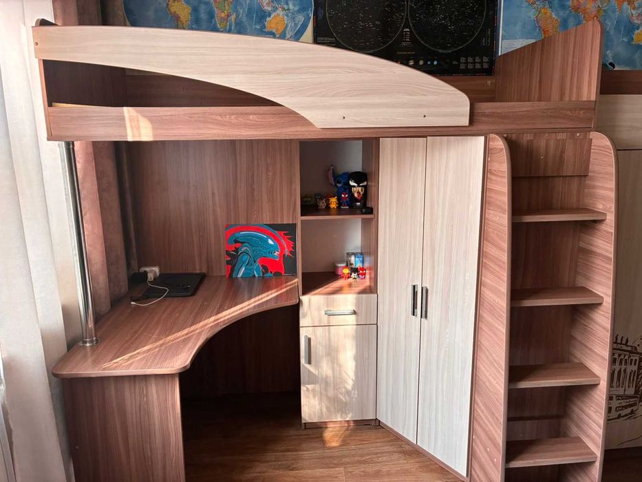 Уголок с кроватью, столом и шкафом