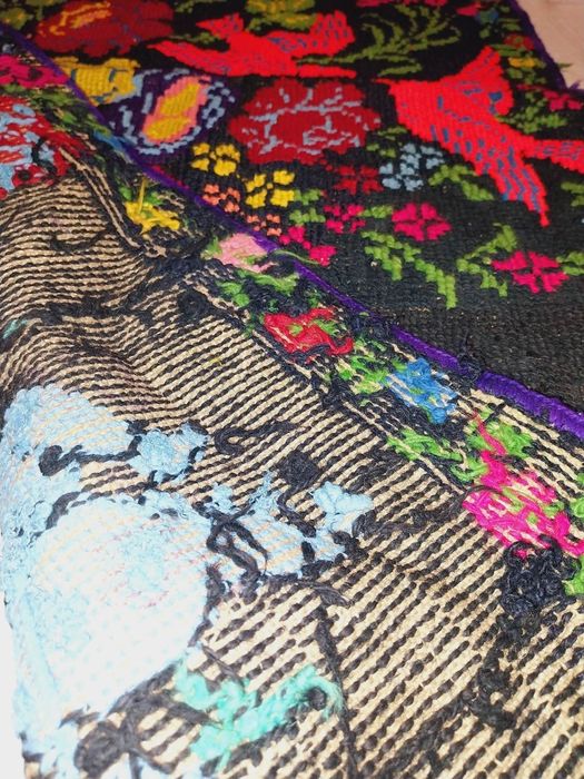 Covor vechi, cu un mic defect.