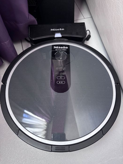 Прахосмукачка-робот
Miele Scout RX1 -
перфектният помощник за дома