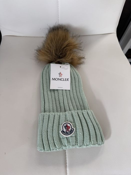 Caciula moncler.