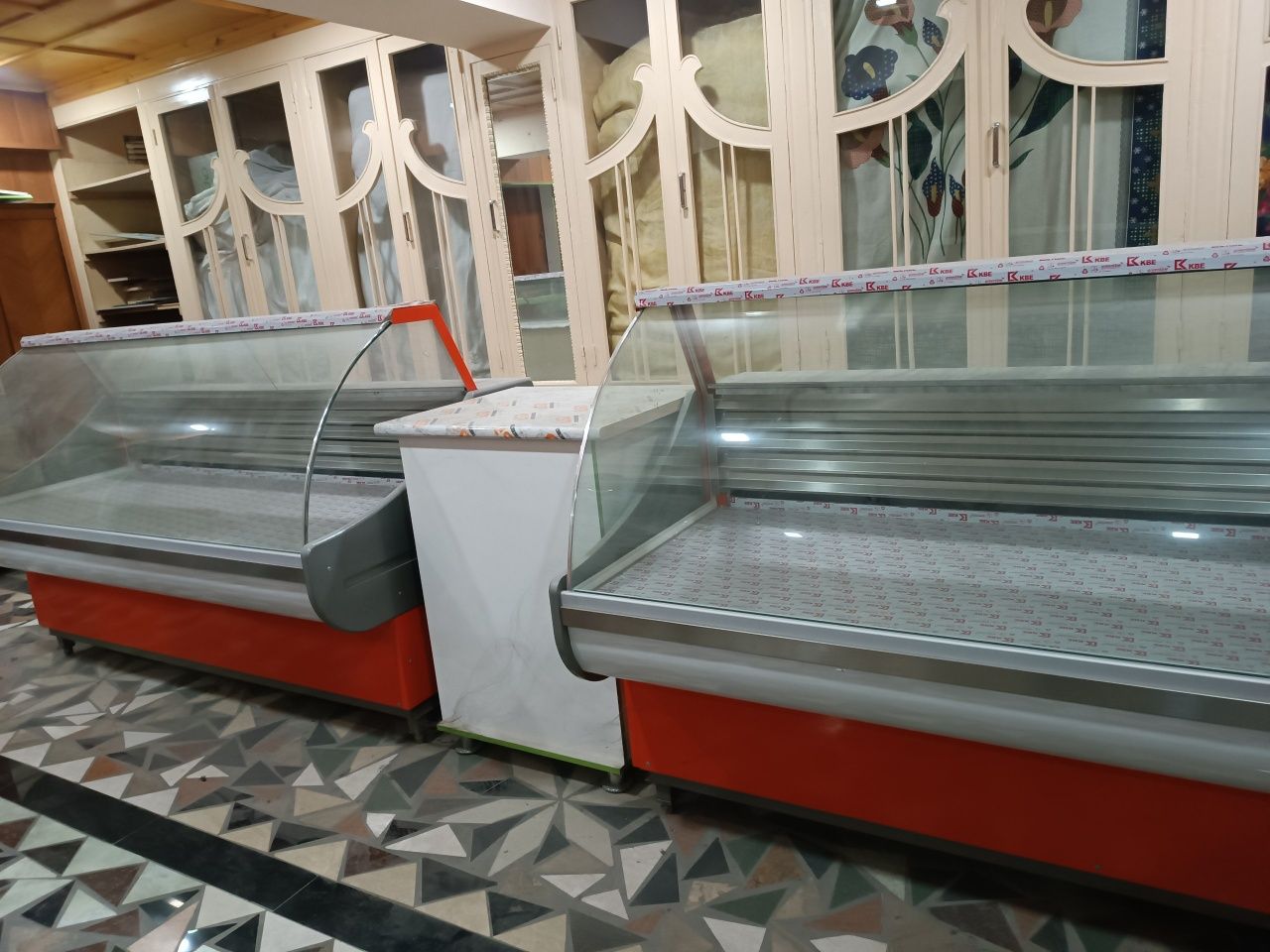 Продаётся новый торговый холодильник