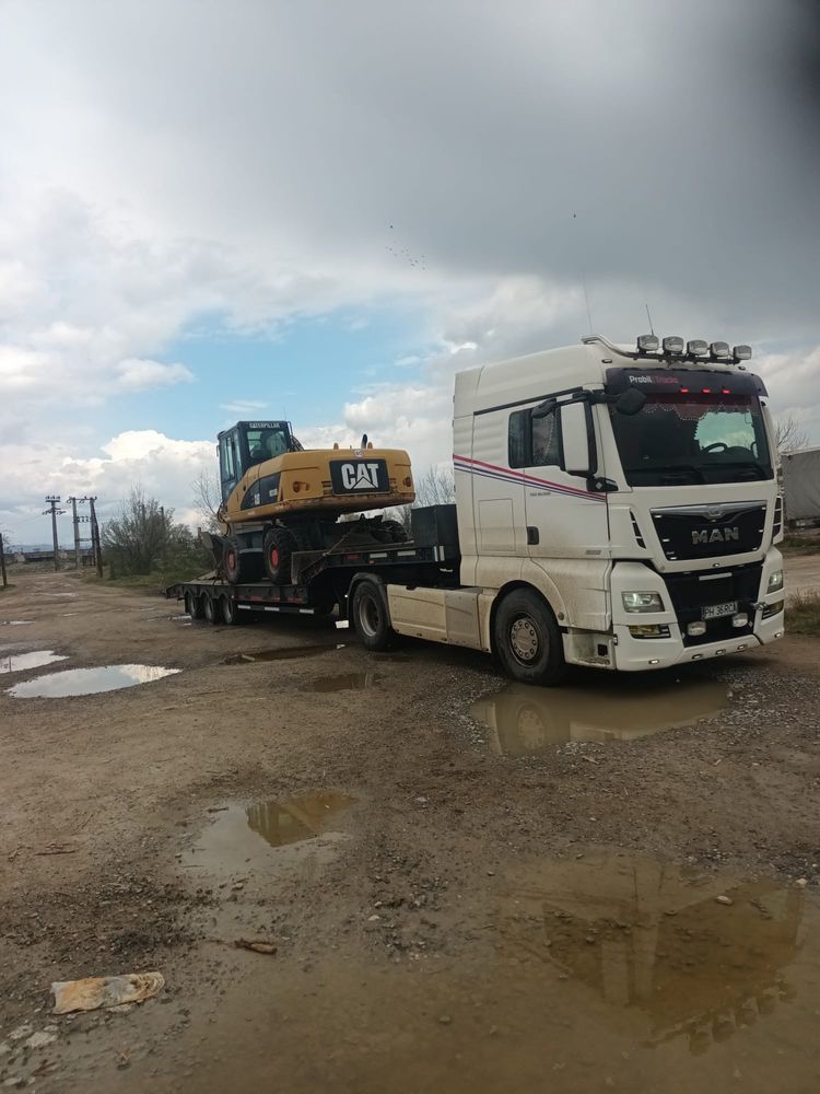 Inchiriez cilindru compactor transport utilaje si transport agregate