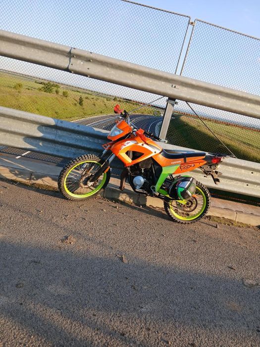 Vând sau schimb an 2006 capacitate motor 49 dețin acte