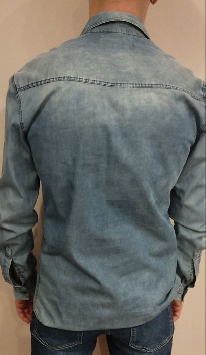 Продавам 4 мъжки ризи размер М 100лв.+5та подарък!