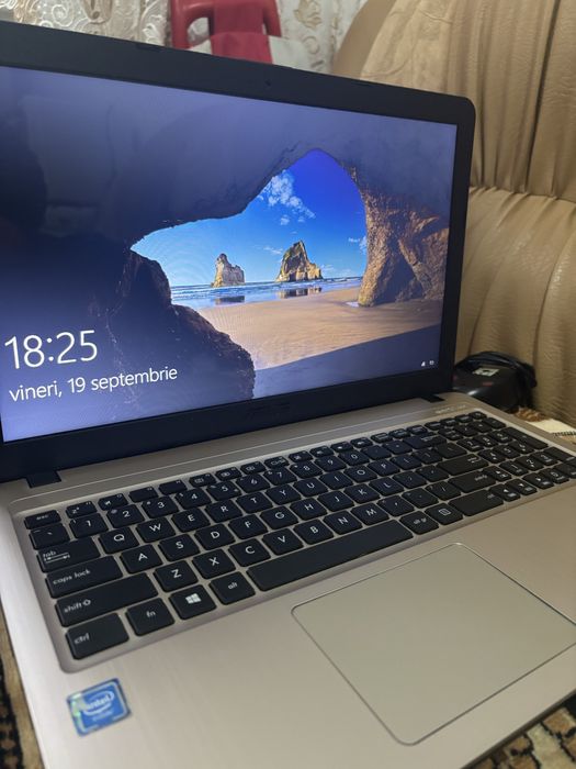 Laptop Asus inclus incarcator ai mouse