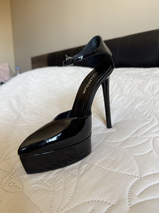 Черни обувки на висок ток