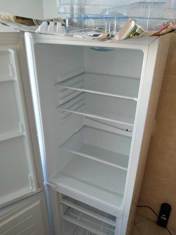 Хладилник с долен фризер Midea HD-231RN