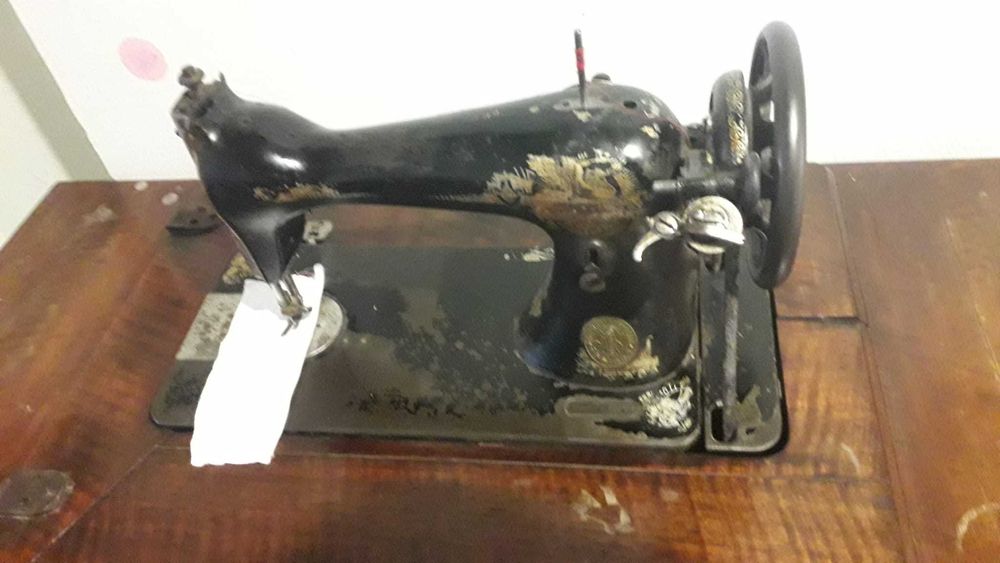 Vând mașină de cusut Singer, vintage, funcțională. Pot trimite video