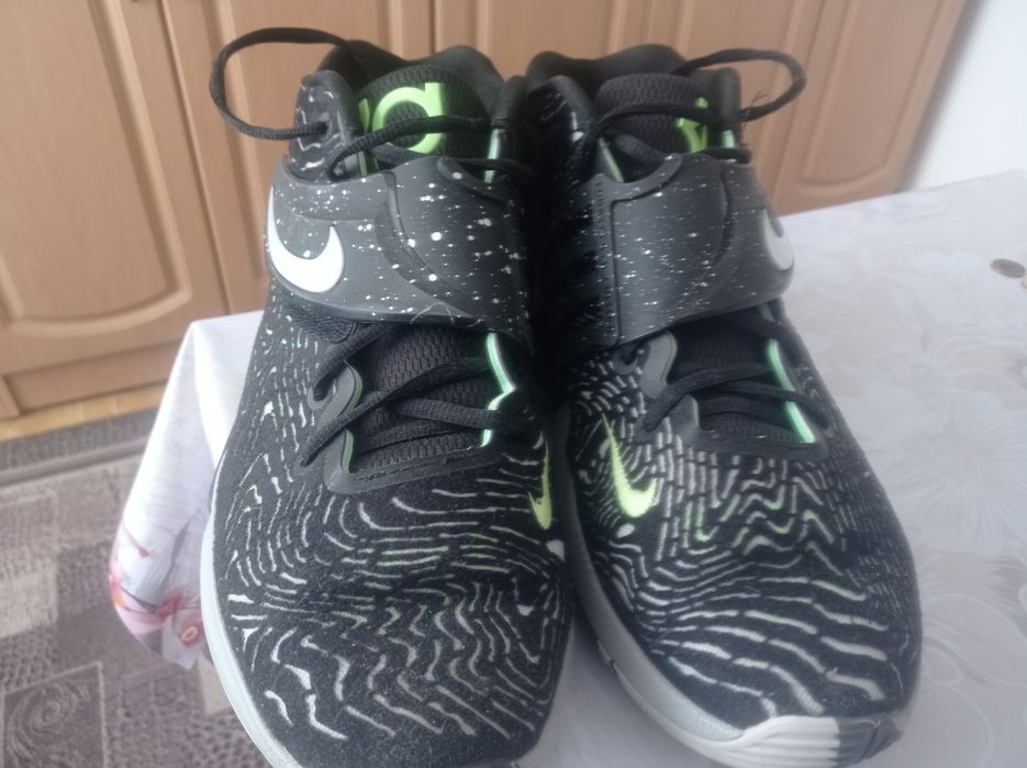 Кд19 45 размер новые кроссовки  покупал за 30 торг уместен