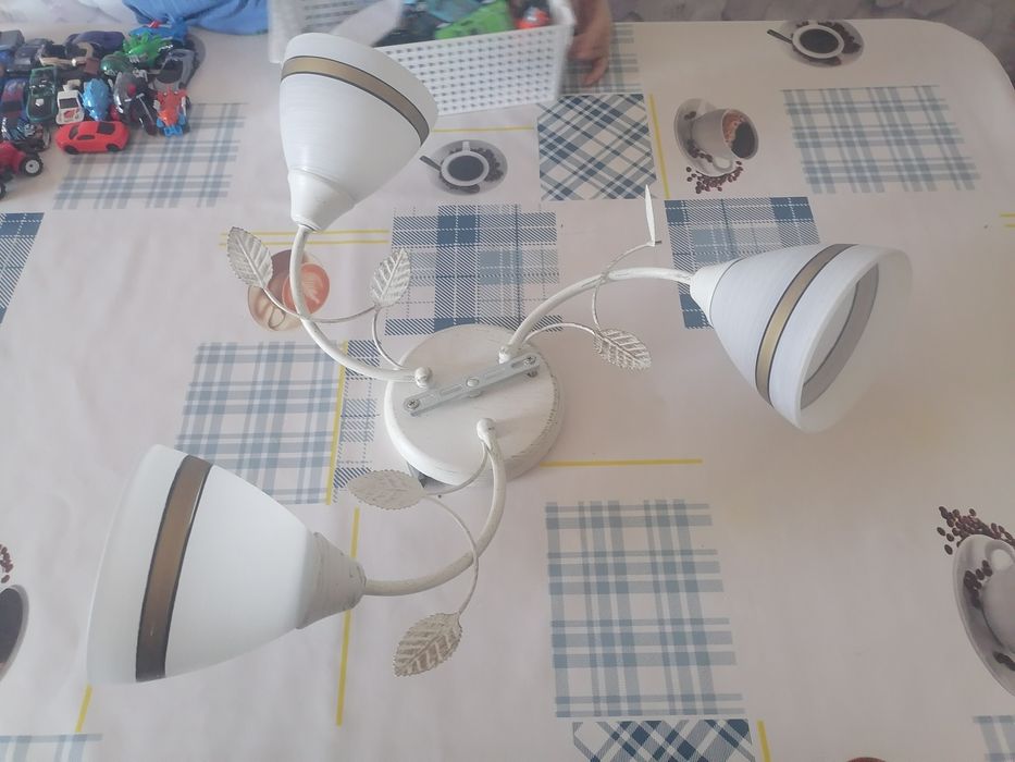 Продам люстру трехрожковую